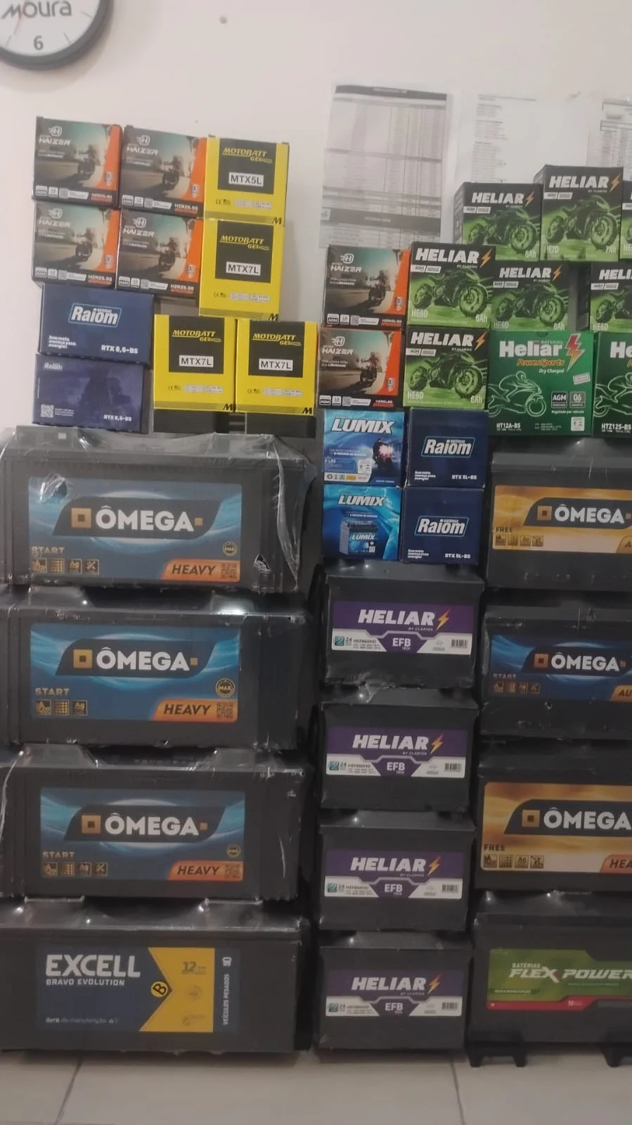 Caixas de baterias de moto Motobatt, Haizer e Héliar organizadas no estoque da RG Baterias
